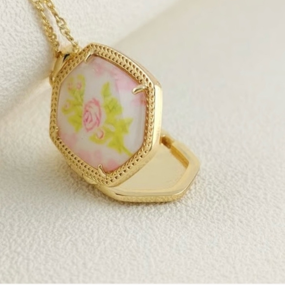 NWT Kendra Scott Love Shack Fancy Locket Gold Floral Pendant Necklace - Picture 8 of 12